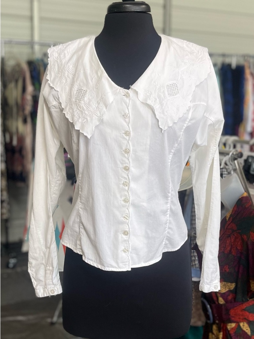 Vintage - White Embroidered Peter Pan Collar Blouse